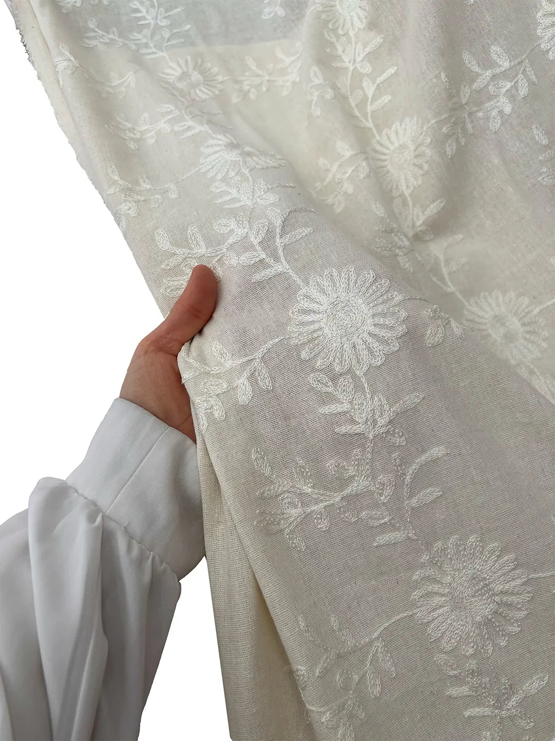 Linen-Textured White Daisy Embroidered Scalloped Fabric
